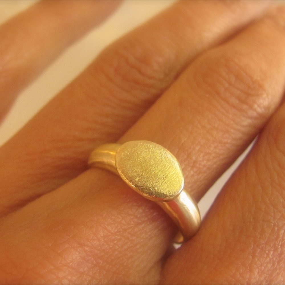 Signet ring. 14k solid yellow gold ring. - Picture 8 of 17